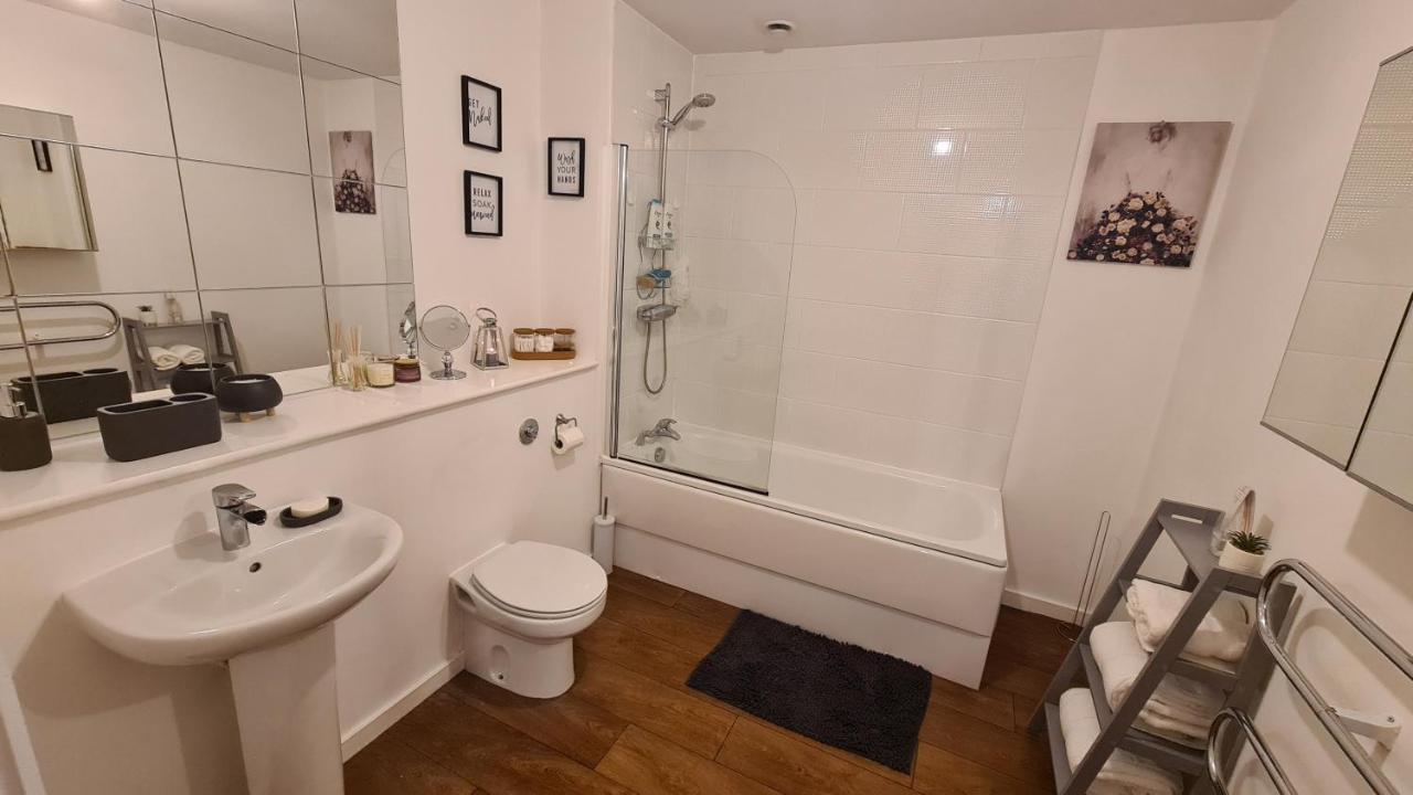 Luxury 2 Bed Apt With Free Wi-Fi & Parking Манчестър Екстериор снимка